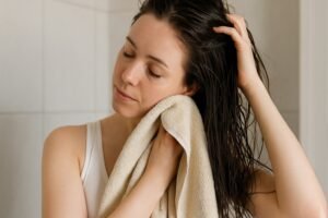 Comment sécher ses cheveux sans sèche cheveux